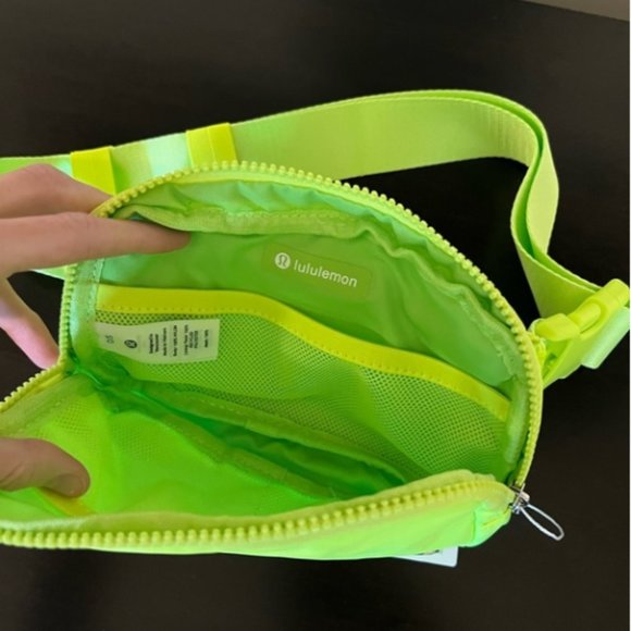 Lululemon Everywhere Belt Bag 1L Electric Lemon - Picture 3 of 5